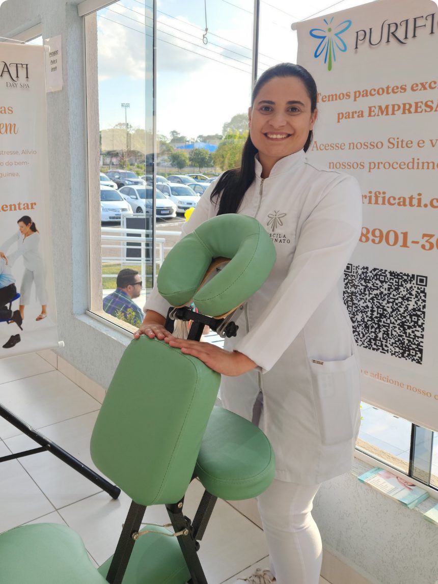 Estande da Purificati com cadeira de quick massage para empresas