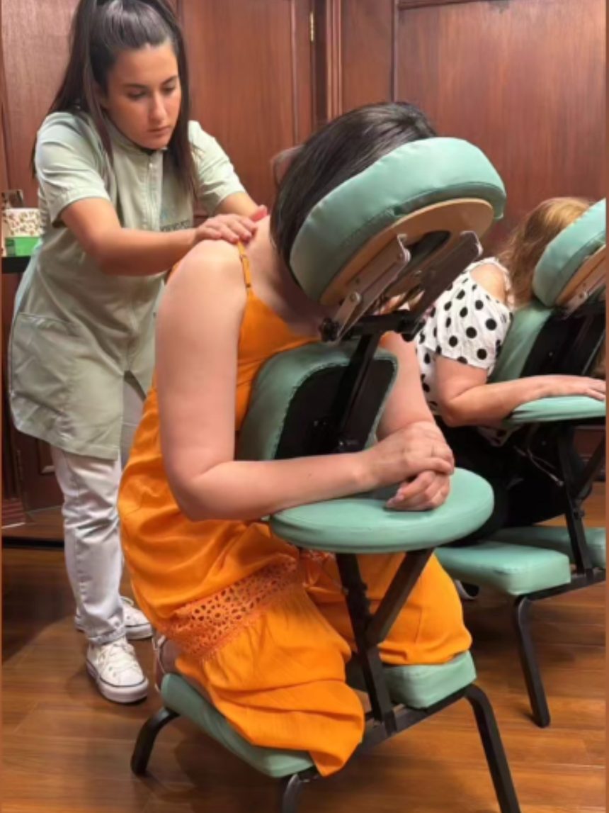Duas cadeiras de quick massage atendendo ao mesmo tempo em um evento