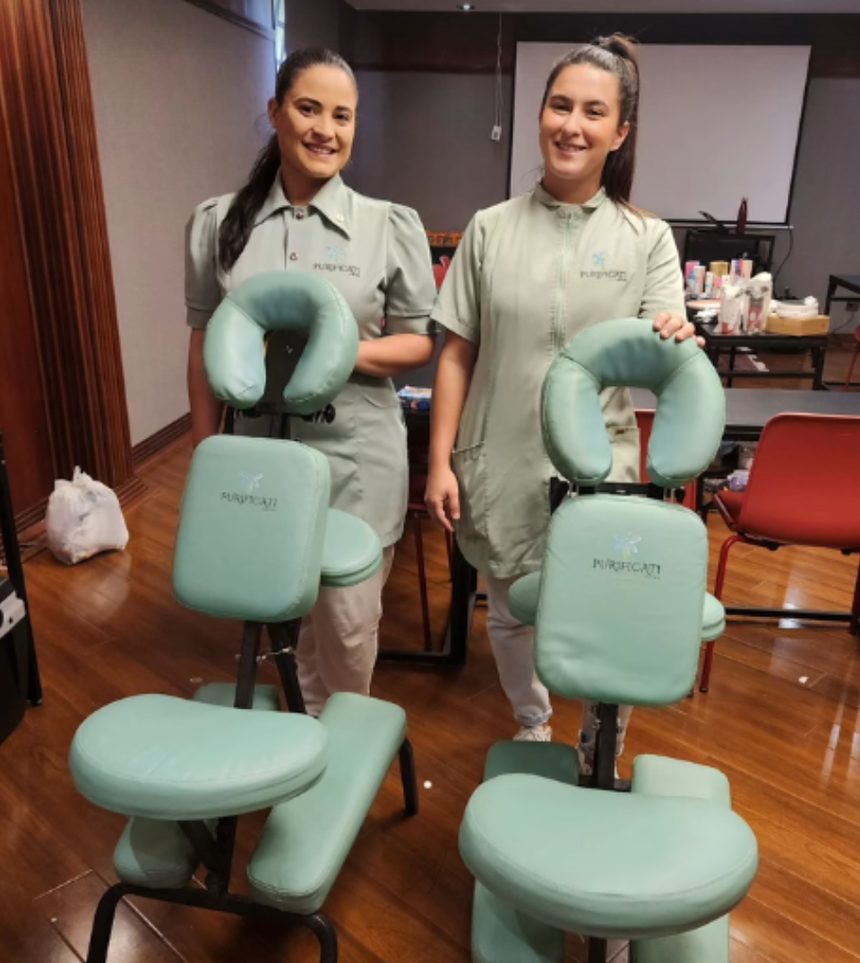 Equipe Purificati com as cadeiras de quick massage em um evento corporativo