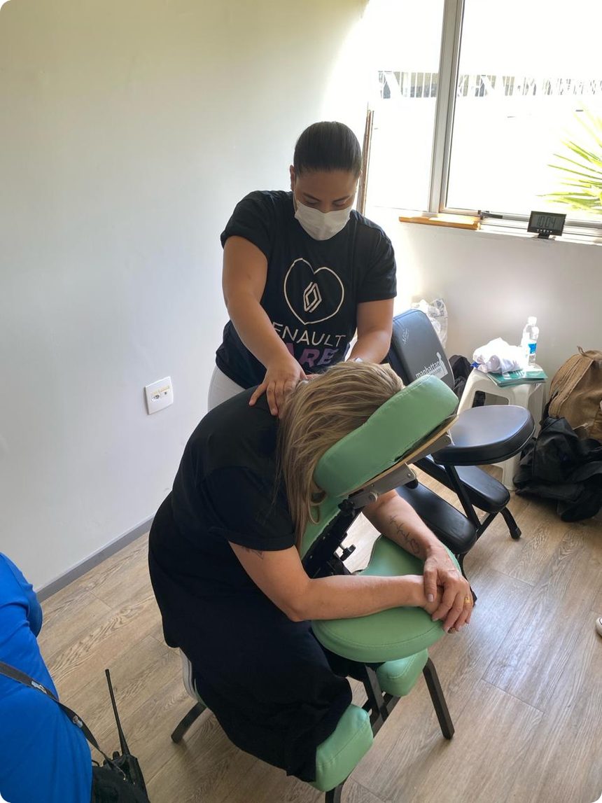 Colaborador recebendo massagem na cadeira ergonômica durante o expediente