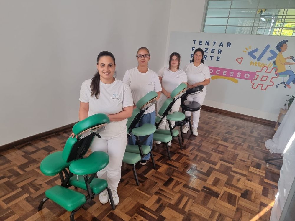 Várias cadeiras de quick massage montadas para atender a equipe