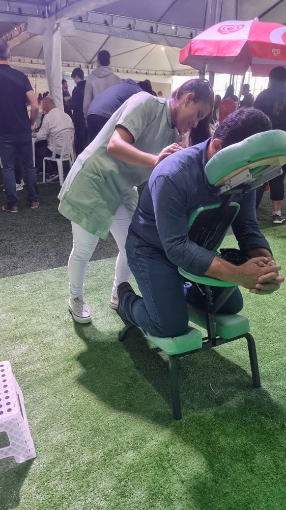 Quick massage ao ar livre em evento de empresa