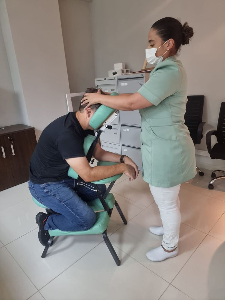 Massagem expressa durante o expediente na empresa