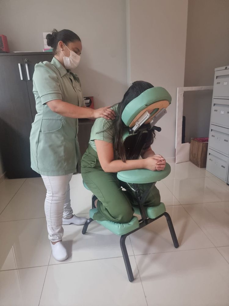 Colaborador atendido na cadeira de quick massage